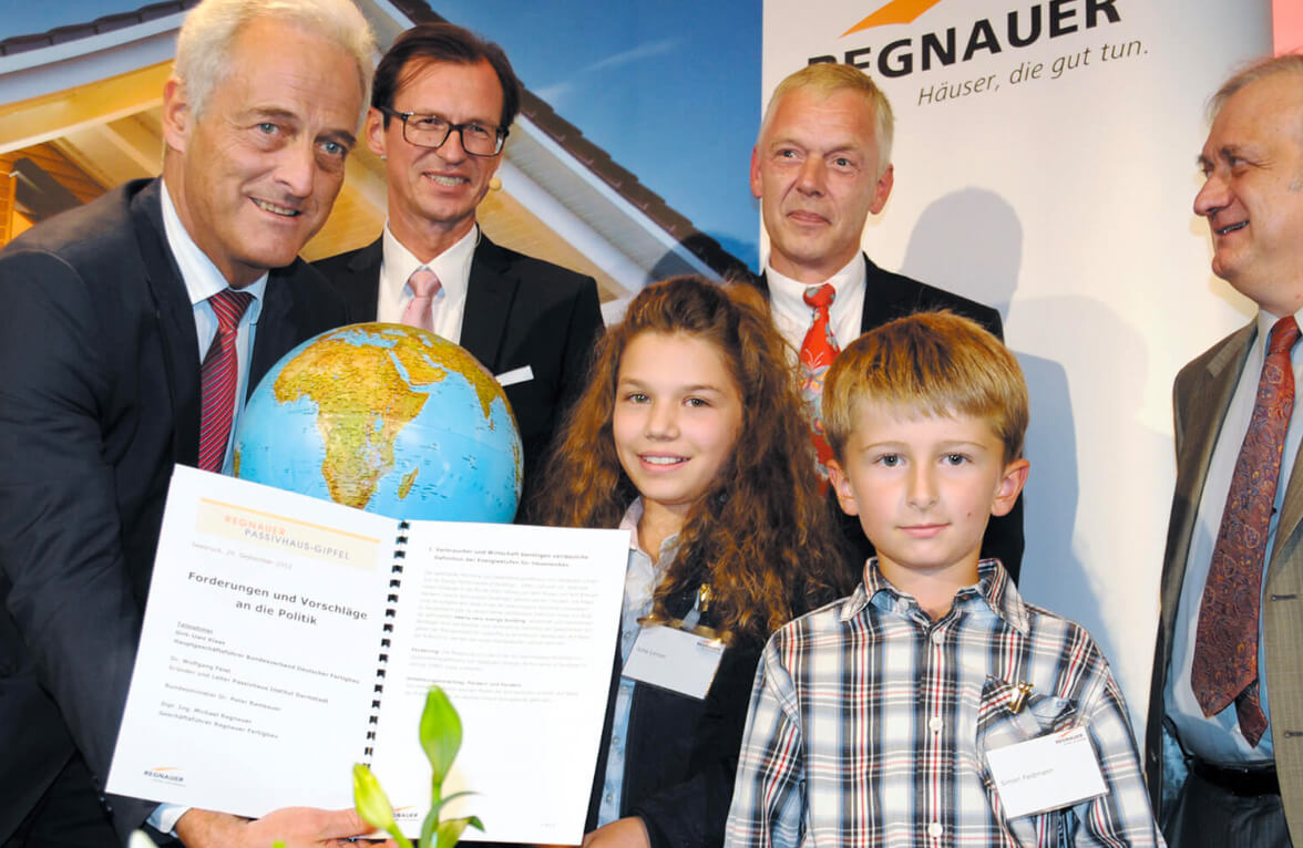 Dr. Ramsauer eröffnete beim Passivhaus-Gipfel das erste serienmäßige Plusenergiehaus Ambienti+